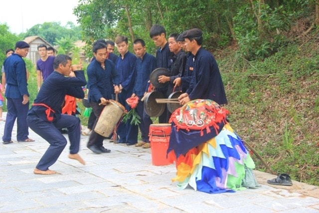 Đàn ông dân tộc Nùng với trang phục truyền thống trong lễ hội