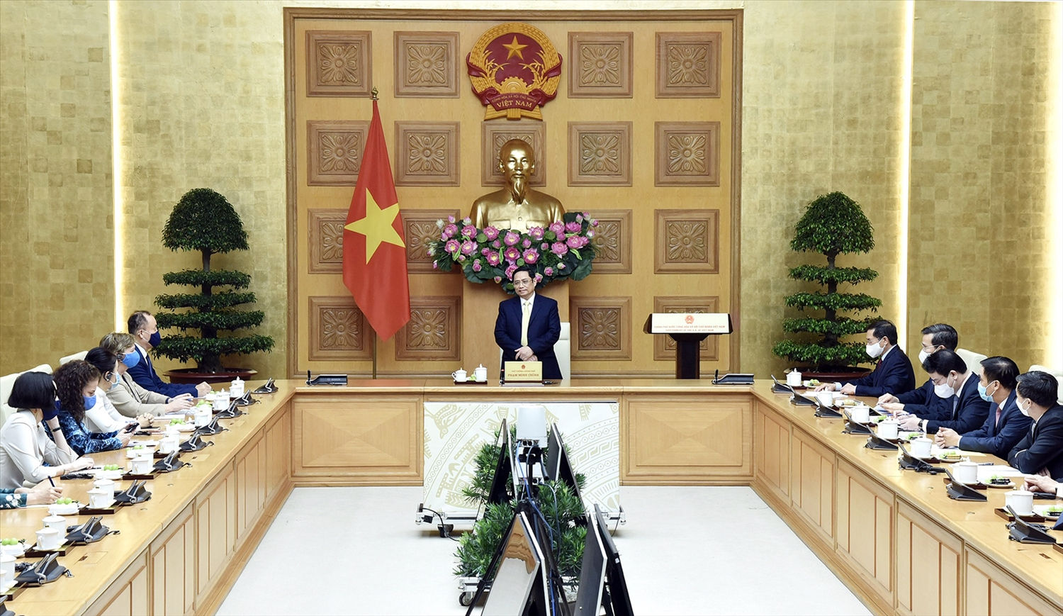 Thủ tướng cũng đề nghị Liên Hợp Quốc hỗ trợ nguồn lực và tư vấn chính sách giúp Việt Nam “thích ứng an toàn, linh hoạt, kiểm soát hiệu quả dịch COVID-19”, phục hồi và phát triển kinh tế xã hội sau đại dịch. Ảnh: VGP/Nhật Bắc