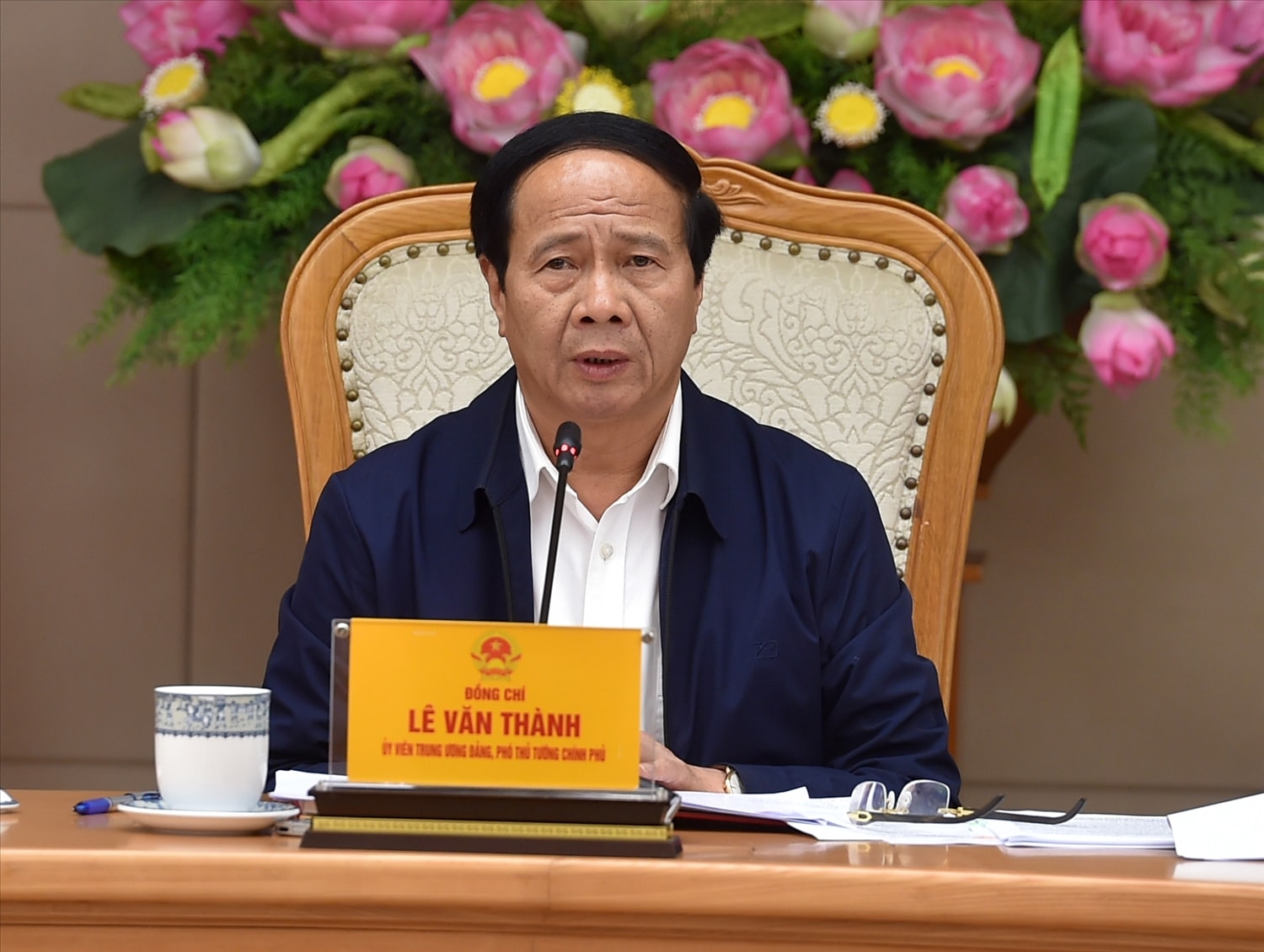 Phó Thủ tướng Lê Văn Thành nêu rõ, Thủ tướng Chính phủ, các bộ, ngành, địa phương sẽ khẩn trương có các giải pháp hỗ trợ tiêu thụ, dần bình ổn giá, bảo đảm lợi ích hài hoà của các bên. Ảnh: VGP/Đức Tuân Phó Thủ tướng Lê Văn Thành nêu rõ, Thủ tướng Chính phủ, các bộ, ngành, địa phương sẽ khẩn trương có các giải pháp hỗ trợ tiêu thụ, dần bình ổn giá, bảo đảm lợi ích hài hoà của các bên. Ảnh: VGP/Đức Tuân
