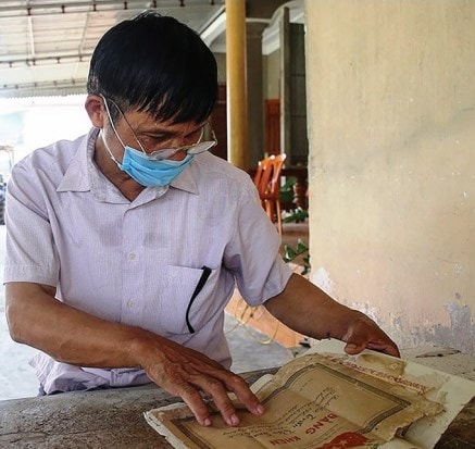 Ông Trần Văn Loan lần giở những kỷ vật thời quân ngũ. Ông Trần Văn Loan lần giở những kỷ vật thời quân ngũ.