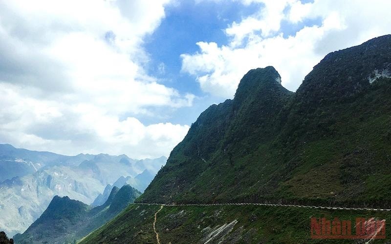 Từ Đồng Văn sang Mèo Vạc, những con đường chênh vênh cứ như sợi chỉ, vắt ngang bao dãy núi sừng sững