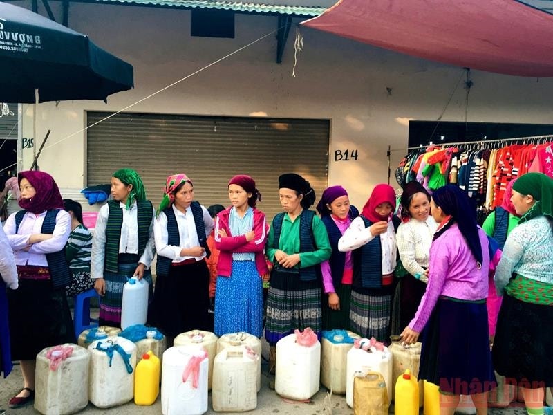 Dãy hàng rượu chợ Mèo Vạc cũng thật thú vị chỉ toàn là phụ nữ đứng bán. Rượu ngô nhà nấu đầy ăm ắp can 20 lít, 50 lít, tỏa hương thơm ngây ngất. Nếu đi thử rượu, có khi chưa đi hết chục hàng khách đã say mất rồi