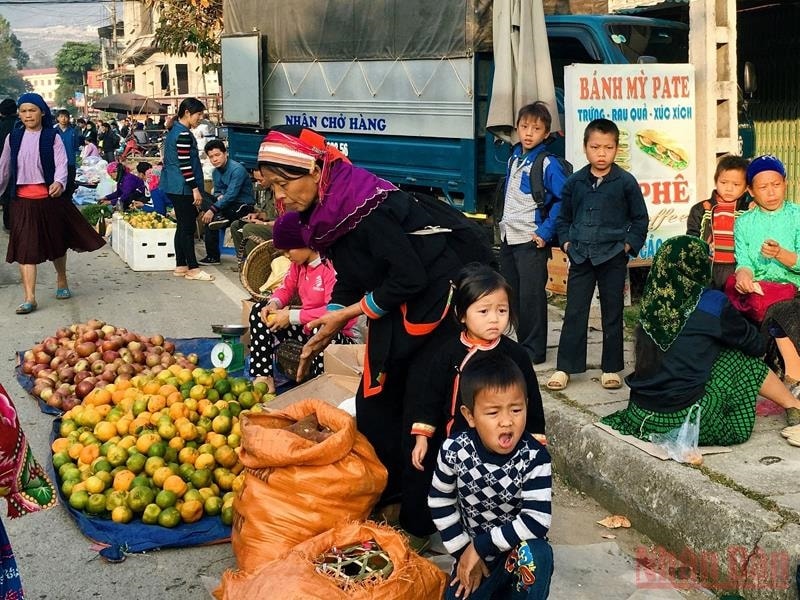  Chỉ cần một tấm bạt nhỏ trải ra, hay duy nhất một bao khoai, một lồng gà bản... cũng thành một quầy hàng. Chủ hàng ở nhiều độ tuổi đa dạng: một thanh niên, một bà cụ, cũng có thể là mấy bạn nhỏ bé xíu đi giúp cha mẹ