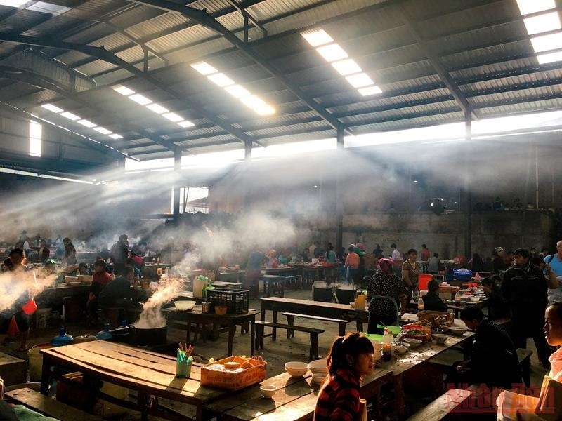 Thực khách quây quần bên những chiếc bàn gỗ, thưởng thức món ngon nóng hổi, mỗi tuần chỉ có một lần