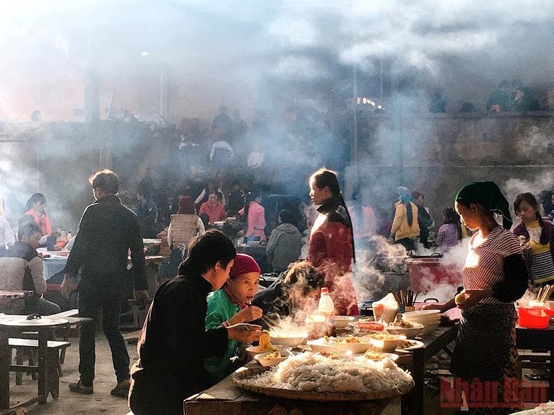 Món ăn phong phú từ thắng cố, mèn mén (bánh ngô), cháo ấu tẩu, bánh cuốn, cho đến phở gà, bún bò… miền xuôi cũng có, nhưng được biến tấu kiểu vùng cao. Những món ăn chan nước ở chợ thường được làm khá nhạt, trên bàn có sẵn những bát muối, ớt để người ăn tự nêm nếm theo khẩu vị của mình