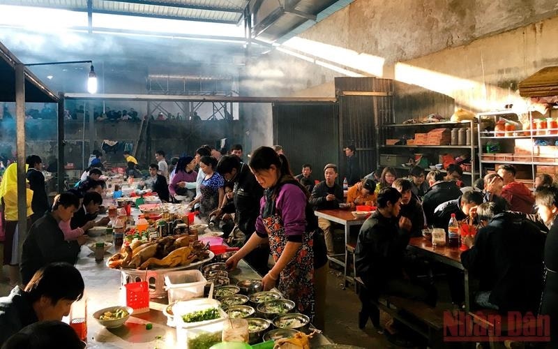 Khu vực ẩm thực chính là điểm nhấn của chợ phiên Mèo Vạc với hàng trăm gian hàng san sát, thu hút đông đảo người đi chợ. Hơi nước, khói bếp bay lên bảng lảng, chan hòa với ánh nắng sớm mai xiên qua những khe cửa, tạo cảm giác ấm cúng