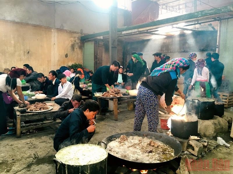 Hàng ăn ở chợ không dùng bếp ga, người ta xây bếp lò, củi hết đến đâu châm đến đó. Những chảo thắng cố, nước dùng to sôi sùng sục, khói nghi ngút