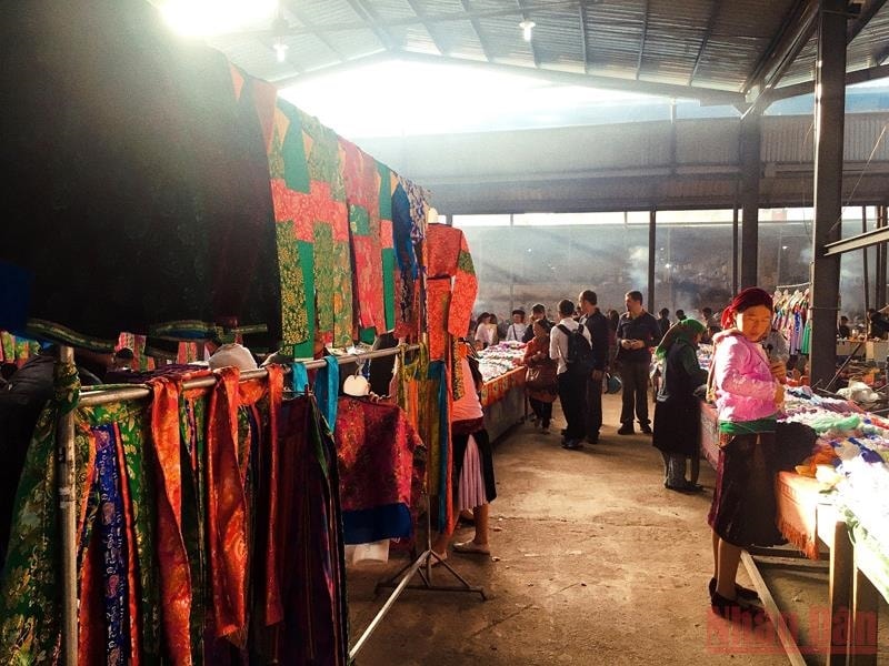 Gian hàng vải vóc, quần áo, điểm đến đầy hấp dẫn đối với phái đẹp. Trang phục của các dân tộc Mèo Vạc được bày bán, hầu hết là sản phẩm thủ công, xen lẫn một số đồ may sẵn của người Kinh mang đến