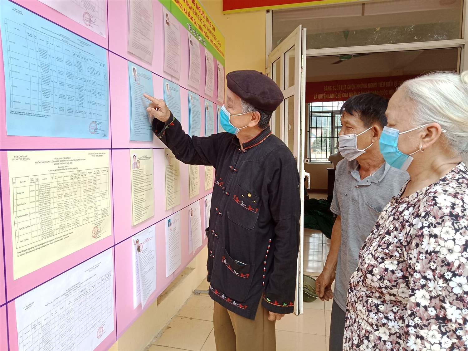 Ông Thương hướng dẫn những người cao tuổi nắm chắc các quy định về bầu cử ĐBQH khóa XV và đại biểu HĐND các cấp nhiệm kỳ 2021-2026