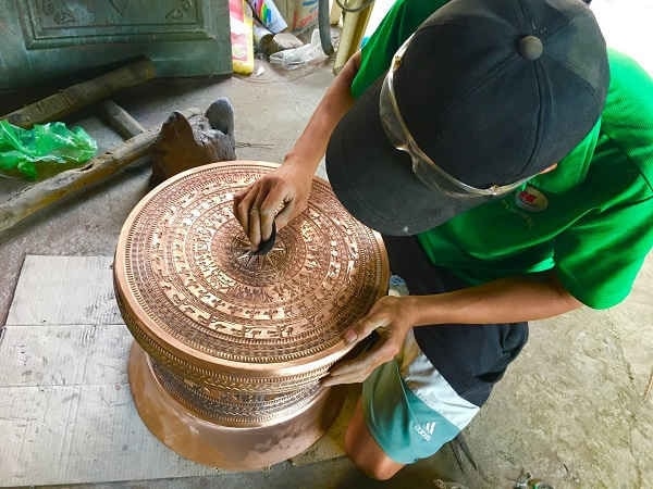 Công đoạn làm bóng bề mặt, người thợ phải dùng giấy nhám tỉ mỉ mài từng chỗ