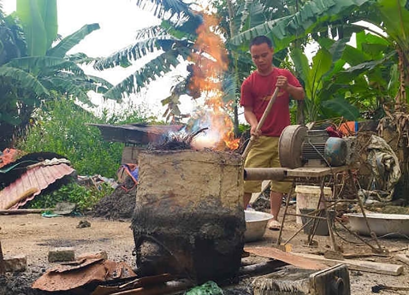 Những người thợ tiến hành nung chảy đồng nguyên chất bằng lò nung chuyên dụng
