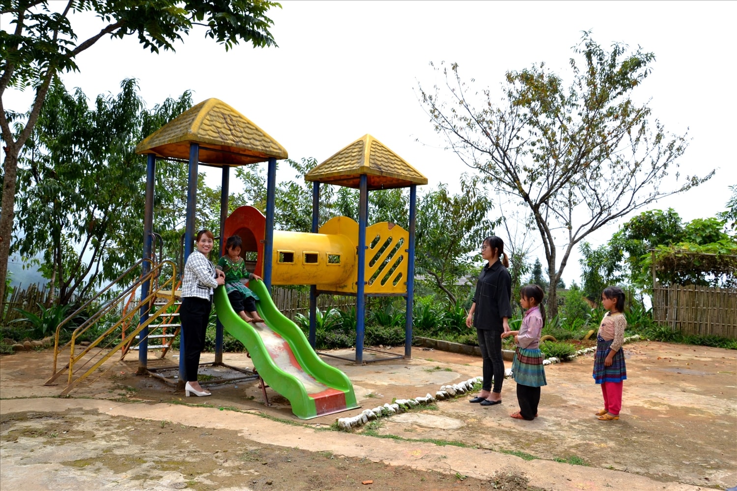 Con em đồng bào Mông được đến lớp, đến trường trong vòng tay yêu thương của cô giáo Con em đồng bào Mông được đến lớp, đến trường trong vòng tay yêu thương của cô giáo