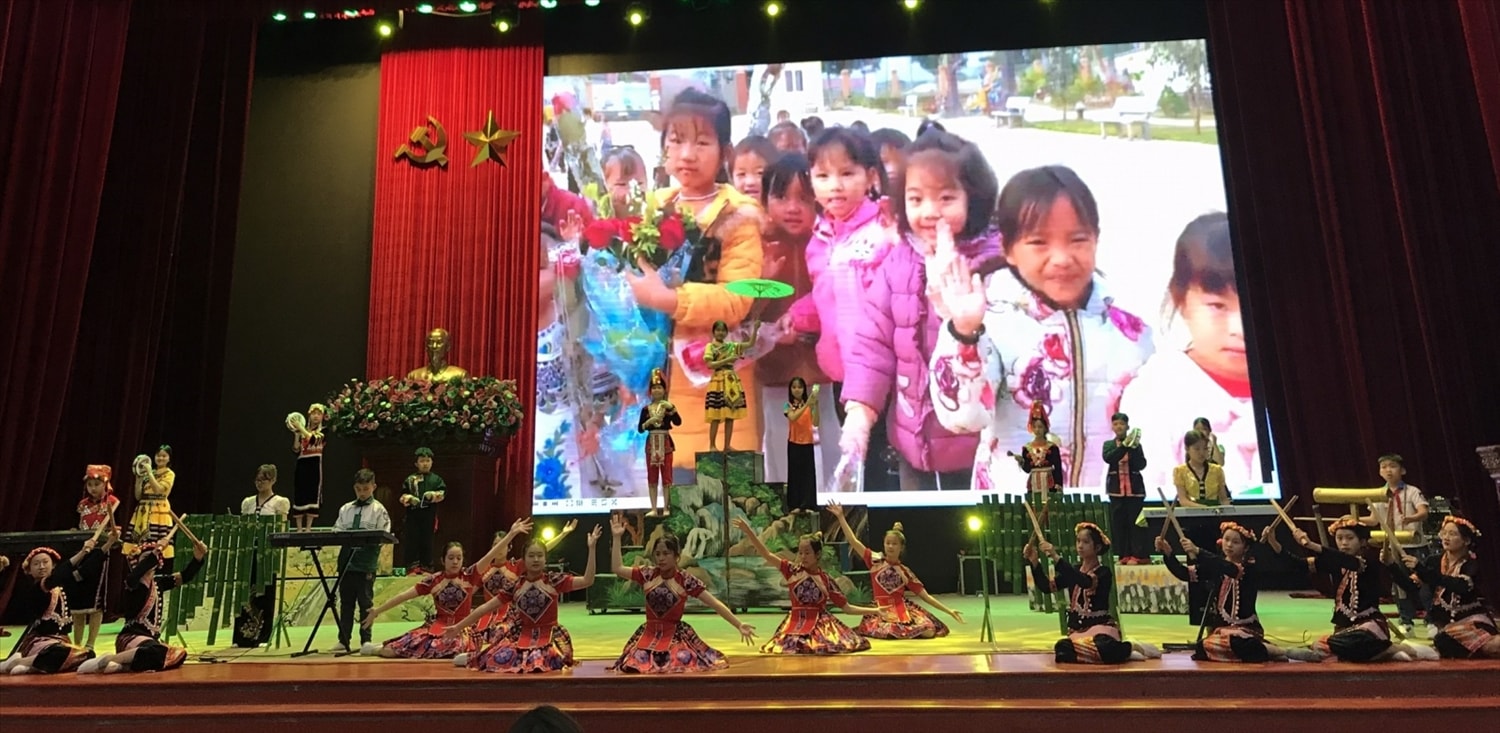 Không chỉ sáng tác, nhạc sỹ Tô Văn còn dàn dựng nhiều tiết mục văn nghệ chào mừng các sự kiện lớn về giáo dục