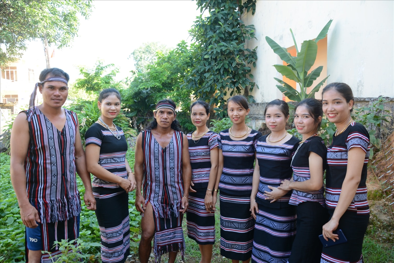 Trang phục nam nữ dân tộc Hrê