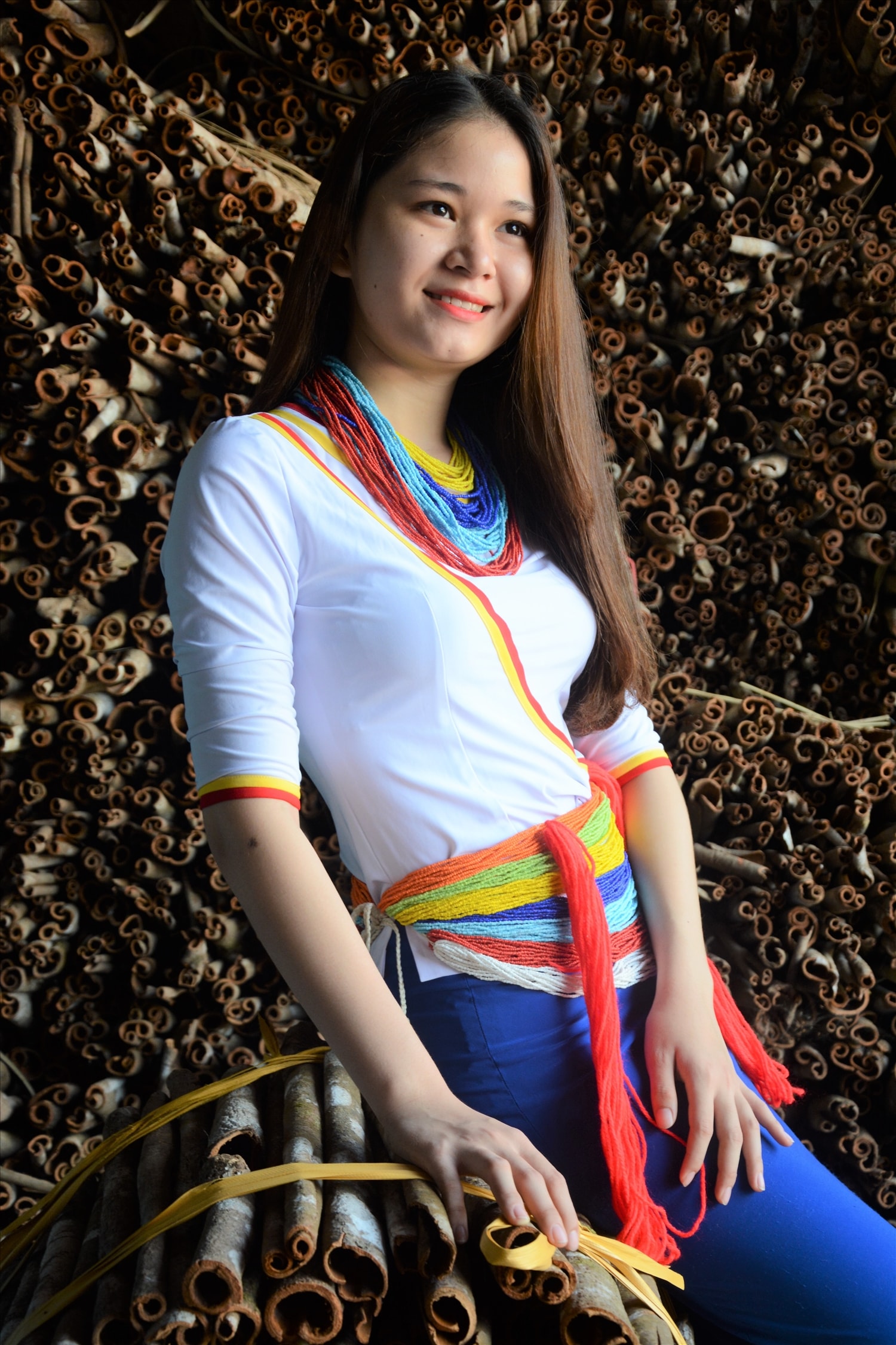 Thiếu nữ dân tộc Cor trong trang phục truyền thống