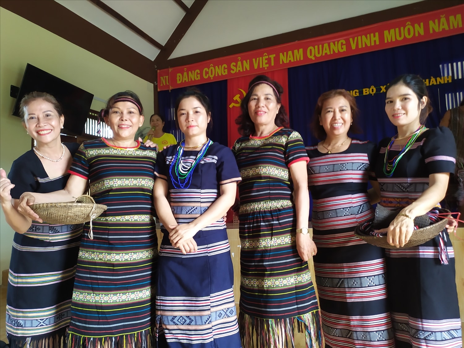 Du khách tham quan Làng Teng, xã Ba Thành, huyện Ba Tơ (Quảng Ngãi) mặc trang phục Hrê chụp ảnh lưu niệm