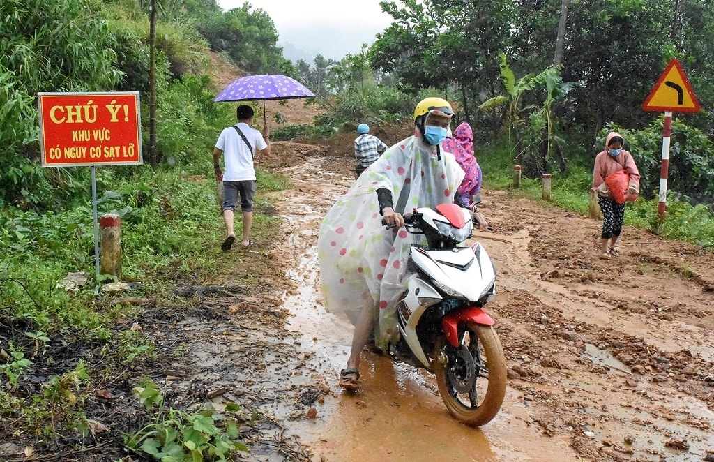 Nguy cơ sạt lở sau mưa lũ gây nguy hiểm cho người dân. Ảnh: Minh Hoàng. Nguy cơ sạt lở sau mưa lũ gây nguy hiểm cho người dân. Ảnh: Minh Hoàng.