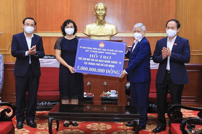 Bí thư Trung ương Đảng, Chủ tịch Ủy ban Trung ương MTTQ Việt Nam Đỗ Văn Chiến trao số tiền 5 tỷ đồng hỗ trợ trẻ em mồ côi do dịch bệnh Covid-19 tại TP. Hồ Chí Minh