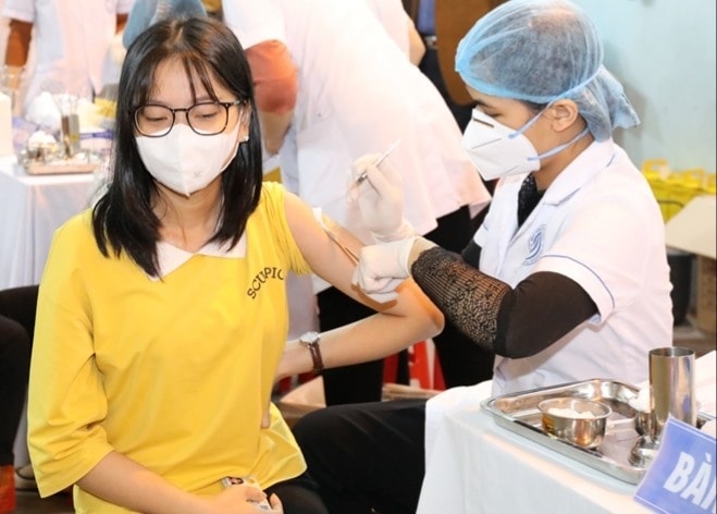 Ngành Y tế tỉnh Ninh Bình phấn đấu đến hết ngày 31.10 sẽ tiêm xong mũi 1 cho 100% học sinh THPT và học viên tại các Trung tâm GDTX-GDNN trên địa bàn tỉnh. Ảnh: NT Ngành Y tế tỉnh Ninh Bình phấn đấu đến hết ngày 31.10 sẽ tiêm xong mũi 1 cho 100% học sinh THPT và học viên tại các Trung tâm GDTX-GDNN trên địa bàn tỉnh. Ảnh: NT