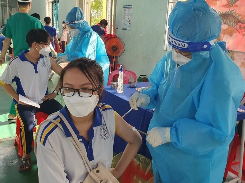 Cán bộ y tế tiêm vắc xin cho học sinh lớp 12 ở Bình Dương (Ảnh TL) Cán bộ y tế tiêm vắc xin cho học sinh lớp 12 ở Bình Dương (Ảnh TL)