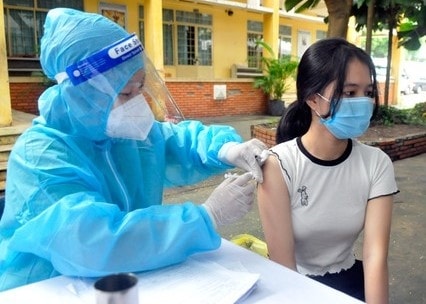 Sau 4 ngày triển khai tiêm vaccine phòng COVID-19 cho trẻ từ 12-17 tuổi, đến nay TP. Hồ Chí Minh đã có tổng số hơn 352.000 trẻ từ 12/17 tuổi được tiêm. Sau 4 ngày triển khai tiêm vaccine phòng COVID-19 cho trẻ từ 12-17 tuổi, đến nay TP. Hồ Chí Minh đã có tổng số hơn 352.000 trẻ từ 12/17 tuổi được tiêm.