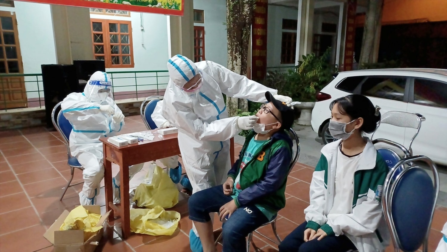 Đội ngũ y tế lấy mẫu xét nghiệm Covid-19 cho học sinh. Đội ngũ y tế lấy mẫu xét nghiệm Covid-19 cho học sinh.