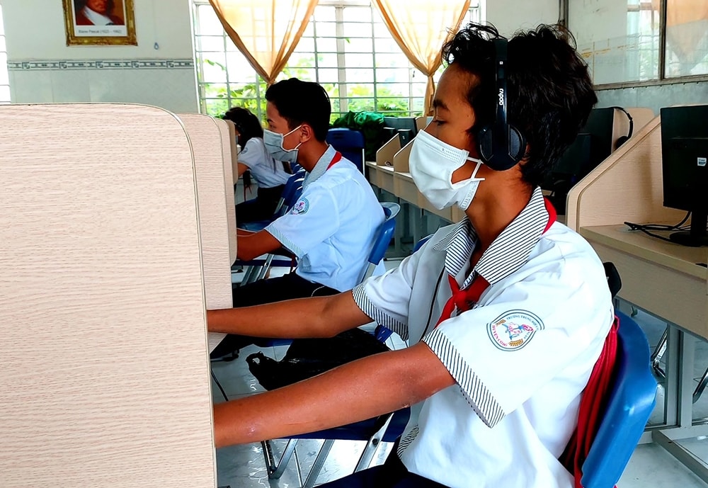 Những học sinh không có thiết bị học trực tuyến tại nhà, nhà trường đã tạo điều kiện cho các em tham gia học trực tuyến tại trường