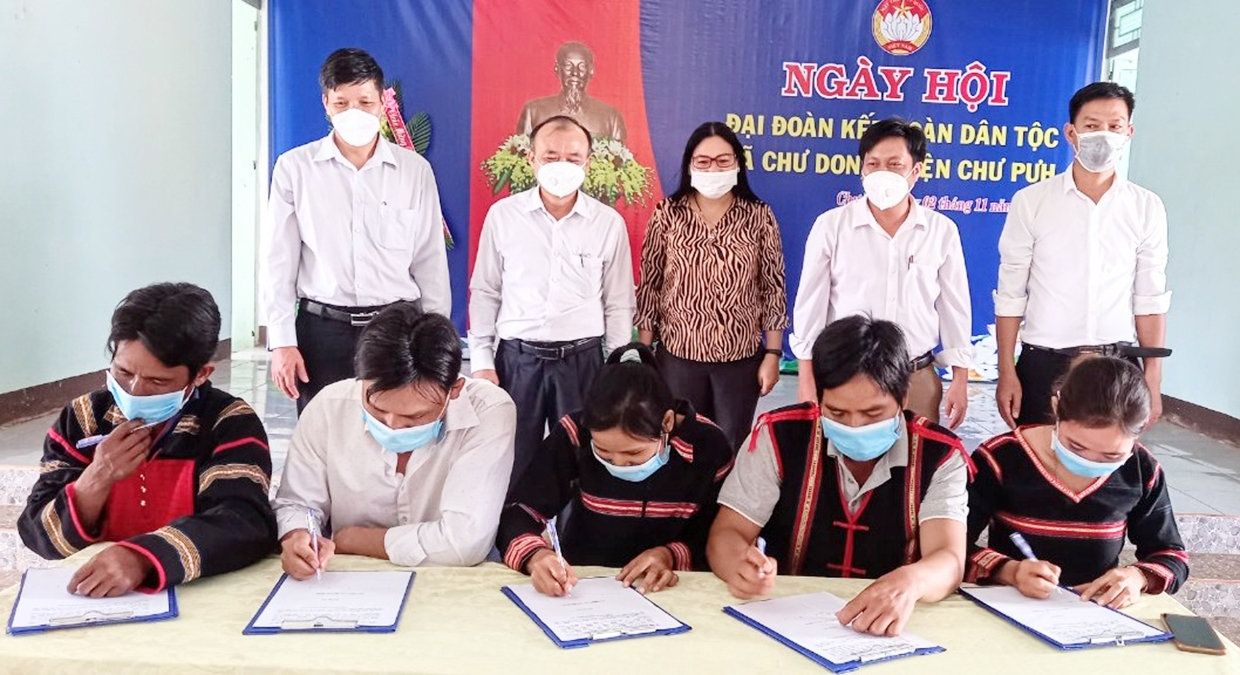 Đại diện các thôn, làng trên địa bàn xã ký cam kết thi đua năm 2021. Ảnh: Kỳ Anh