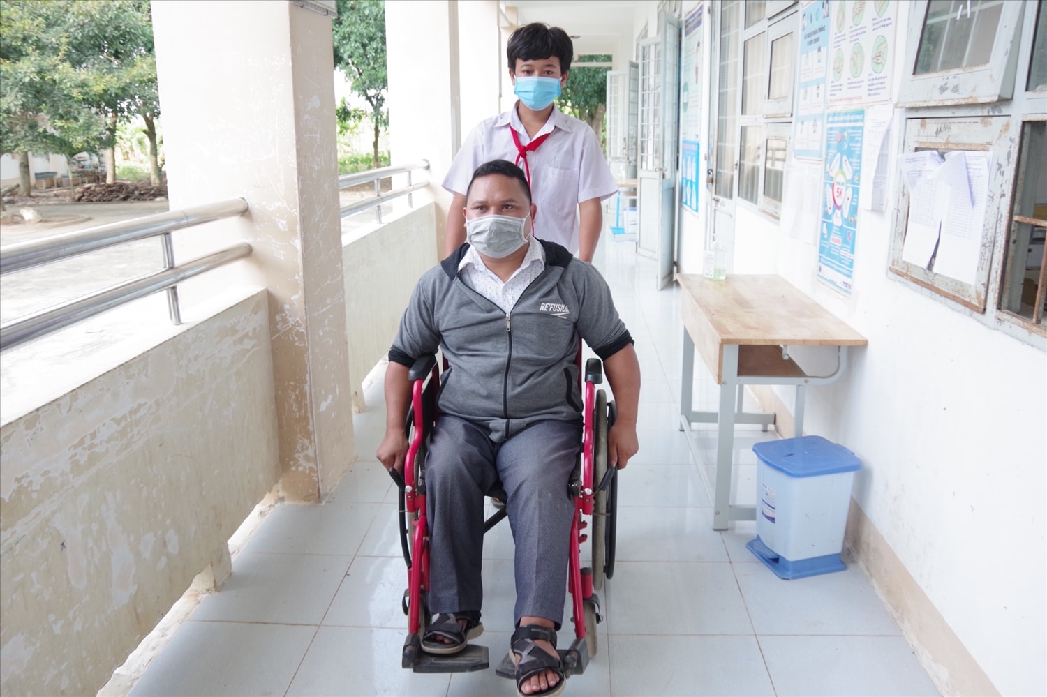 Chiếc xe lăn và các học trò trở thành người bạn đồng hành, hỗ trợ thầy A Mik trong công việc và cuộc sống Chiếc xe lăn và các học trò trở thành người bạn đồng hành, hỗ trợ thầy A Mik trong công việc và cuộc sống