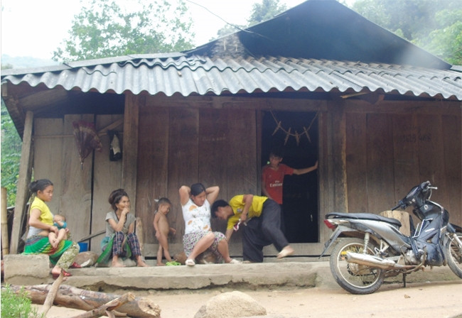 Lợi dụng cuộc sống khó khăn của đồng bào Mông ở Mường Lát, kẻ xấu đã đến lôi kéo nhiều người nộp tiền vào đường dây tiền ảo để chiếm đoạt tiền của họ Lợi dụng cuộc sống khó khăn của đồng bào Mông ở Mường Lát, kẻ xấu đã đến lôi kéo nhiều người nộp tiền vào đường dây tiền ảo để chiếm đoạt tiền của họ