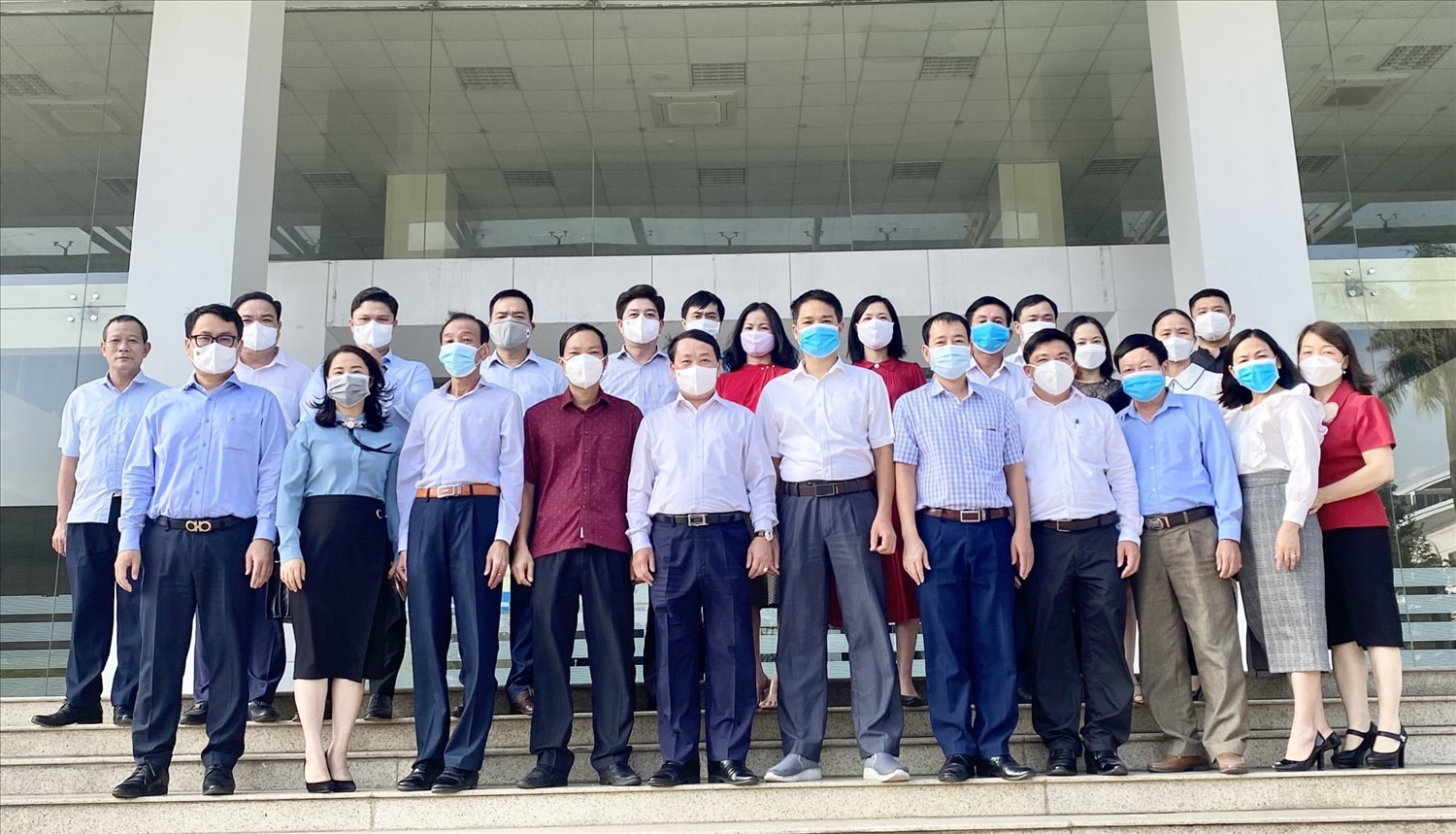 Bộ trưởng, Chủ nhiệm Hầu A Lềnh chụp ảnh lưu niệm với tập thể Ban Dân tộc tỉnh Bắc Giang