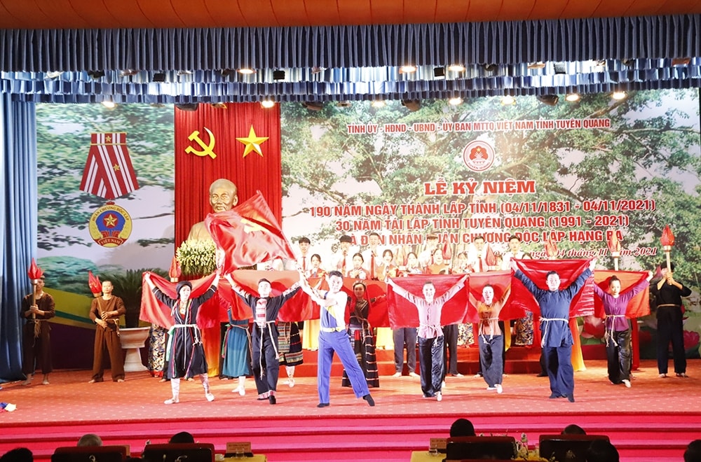 Tiết mục văn nghệ mạng đậm bản sắc dân tộc tại Lễ kỷ niệm Tiết mục văn nghệ mạng đậm bản sắc dân tộc tại Lễ kỷ niệm