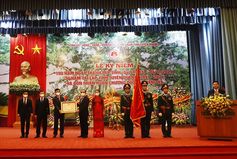 Thường trực Ban Bí thư Võ Văn Thưởng trao tặng Huân chương Độc lập Hạng Ba cho tỉnh Tuyên Quang Thường trực Ban Bí thư Võ Văn Thưởng trao tặng Huân chương Độc lập Hạng Ba cho tỉnh Tuyên Quang