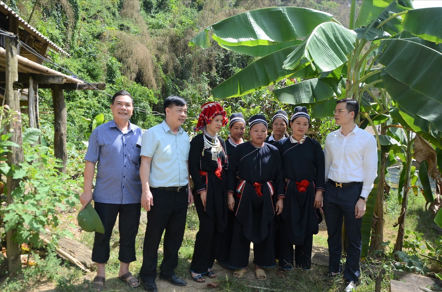 Lãnh đạo xã Yên Thuận huyện Hàm Yên chụp cùng bà con trong thôn