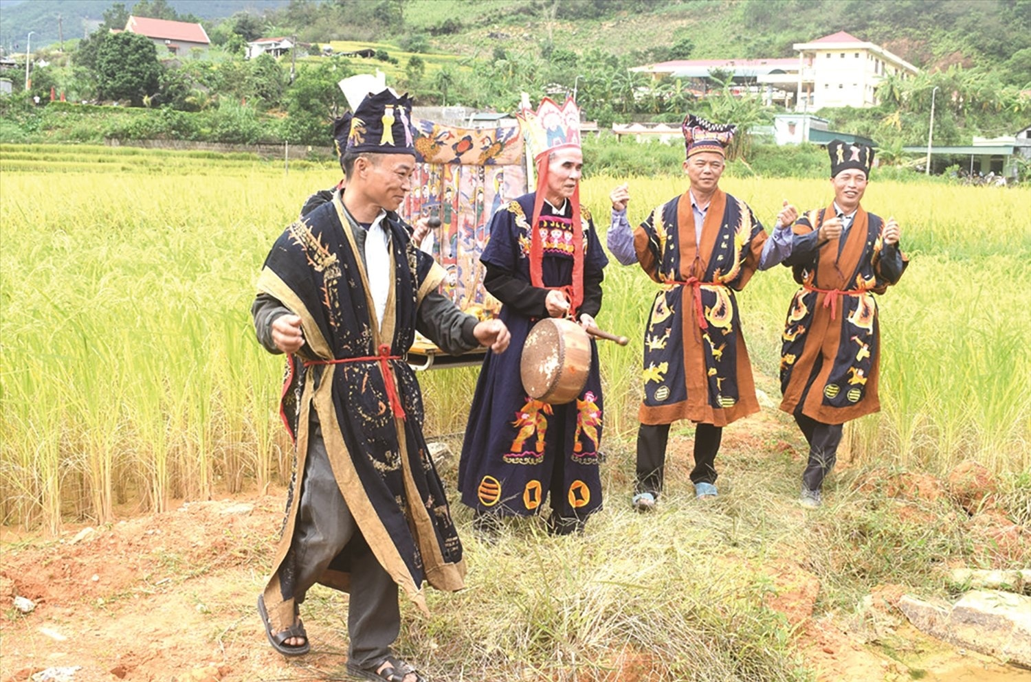 Nghệ nhân Lỷ A Sáng (người đứng thứ 2 từ trái qua), người đã dành 30 năm cuộc đời để tìm cách truyền dạy các nghi lễ dân tộc Sán Chỉ cho thế hệ trẻ