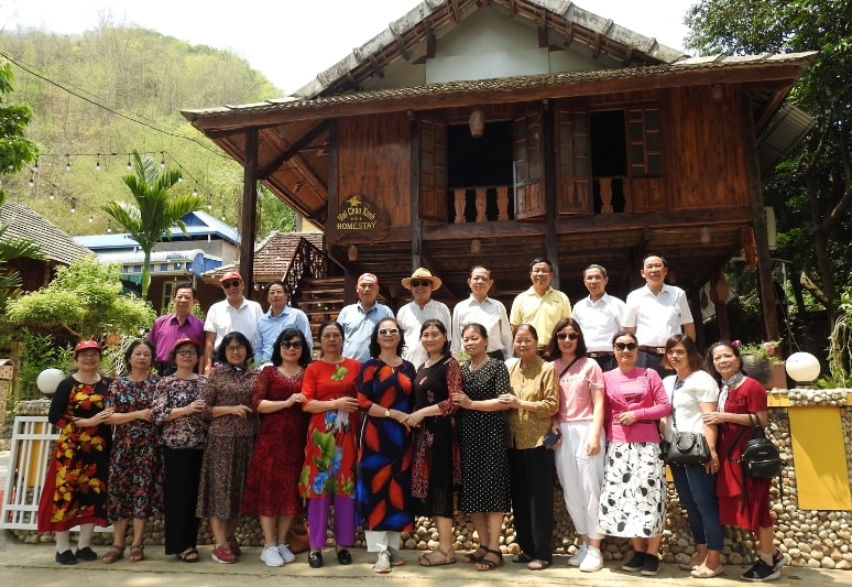 Các nguyên liệu làm nhà sàn bằng gỗ ngày càng khan hiếm, nhiều hộ dân đã sử dụng các vật liệu như bê tông, cốt thép, mái tôn… để thay thế, nhưng vẫn giữ được nét kiến trúc của nhà truyền thống. (Ảnh chụp trước ngày 27/4/2021) Các nguyên liệu làm nhà sàn bằng gỗ ngày càng khan hiếm, nhiều hộ dân đã sử dụng các vật liệu như bê tông, cốt thép, mái tôn… để thay thế, nhưng vẫn giữ được nét kiến trúc của nhà truyền thống. (Ảnh chụp trước ngày 27/4/2021)