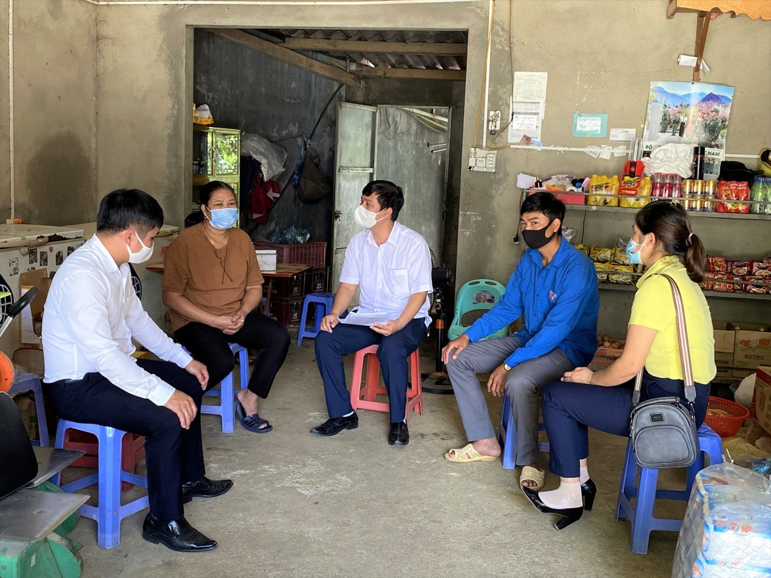 Người có uy tín bản Sang Ngà, xã Phúc Than (huyện Than Uyên) tuyên truyền bà con trong bản chấp hành pháp luật