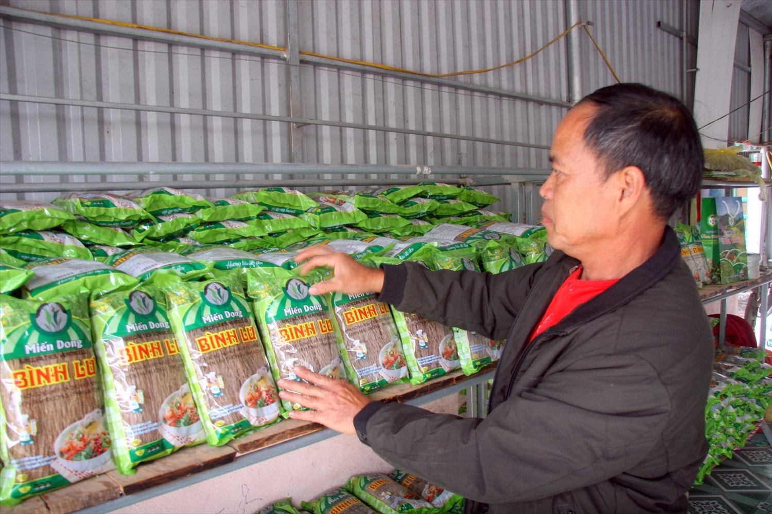 Ông Nguyễn Ngọc Ánh - Người có uy tín bản Km 2, xã Bình Lư (huyện Tam Đường) phát triển kinh tế từ nghề làm miến dong