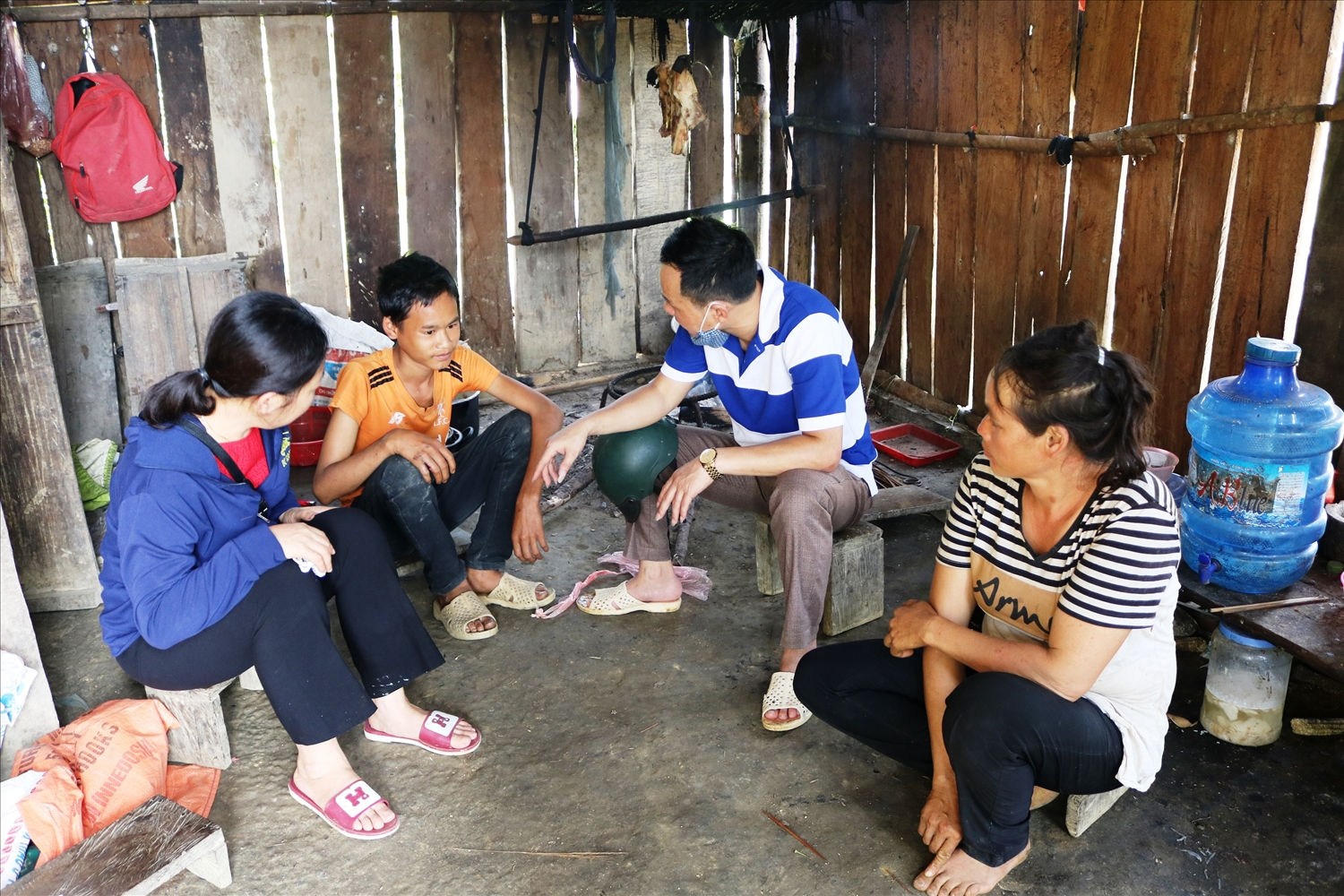 Hiệu trưởng Trường PTDTBT THCS Quyết Tiến (ngoài cùng bên trái) đến nhà em Ma Mí Thắng ở thôn Bình Dương để vận động em trở lại trường Hiệu trưởng Trường PTDTBT THCS Quyết Tiến (ngoài cùng bên trái) đến nhà em Ma Mí Thắng ở thôn Bình Dương để vận động em trở lại trường