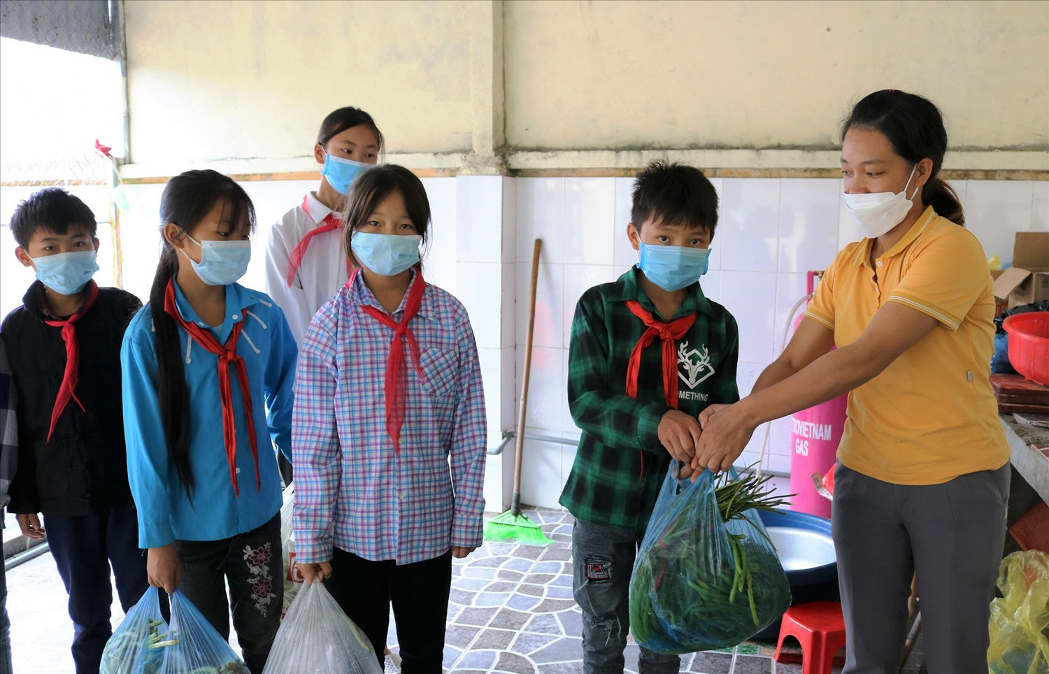 Học sinh Trường PTDTBT THCS xã Quyết Tiến (Quản Bạ) nộp rau cho bếp ăn của Nhà trường Học sinh Trường PTDTBT THCS xã Quyết Tiến (Quản Bạ) nộp rau cho bếp ăn của Nhà trường