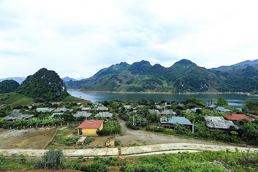 Sông núi hòa quyện vào nhau tạo nên vẻ đẹp hùng vĩ. (Ảnh: Phan Tuấn Anh/TTXVN)