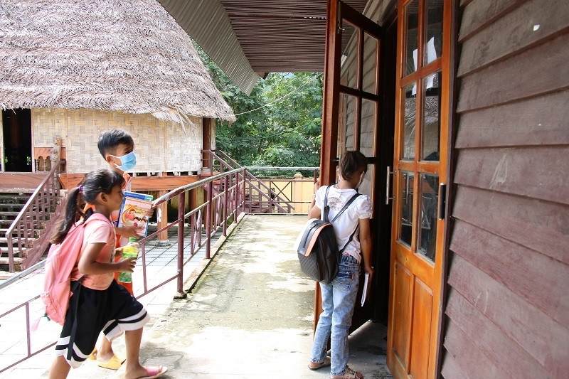 Nhà Gươl rộn tiếng học bài 