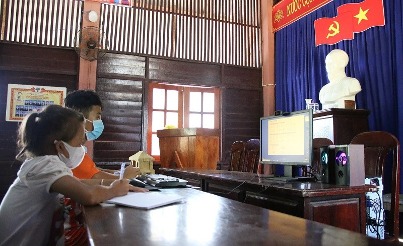 Mạnh và Phượng đi học online tại nhà Gươl thôn Tà Lang. Mạnh và Phượng học online tại nhà Gươl thôn Tà Lang.