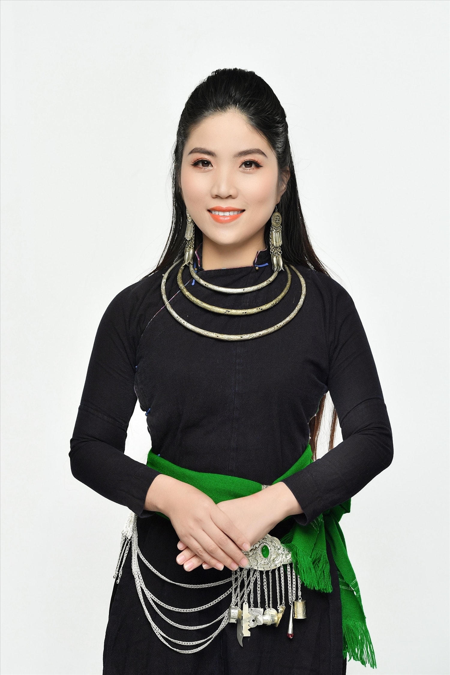 Doanh nhân Đoan Nguyễn trong trang phục truyền thống dân tộc Tày Doanh nhân Đoan Nguyễn trong trang phục truyền thống dân tộc Tày