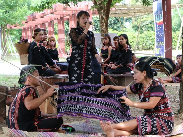 Người Tà Ôi gửi kỳ vọng vào con trẻ qua những lời hát ru 