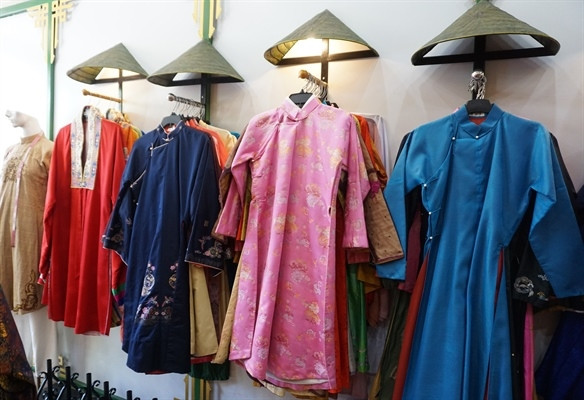 Nhiều mẫu áo dài ngũ thân sẽ phục vụ cho các đại biểu dự LHP trải nghiệm tham quan bối cảnh trường quay ở Huế. Ảnh: S.Thùy