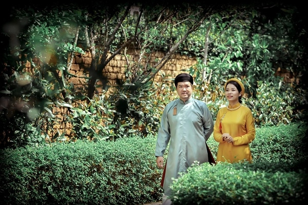 Người Huế mặc áo dài ngũ thân. Ảnh: Khánh Nikon