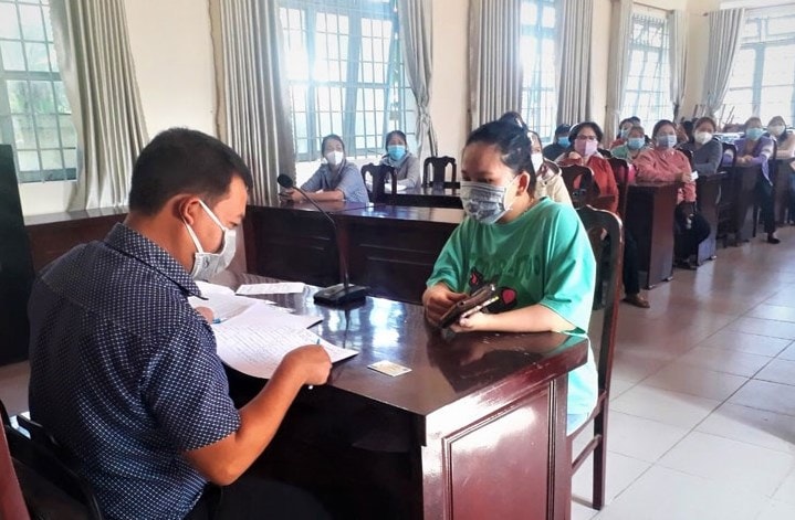 Hỗ trợ người lao động gặp khó khăn do đại dịch COVID-19. Ảnh minh họa