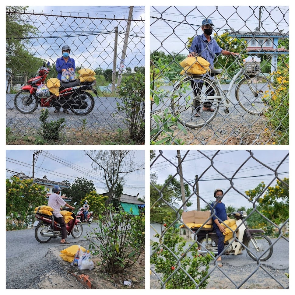 Người dân trong các khu vực cách ly thuộc xã Xuân Hòa, huyện Kế Sách nhận quà của nhà chùa hỗ trợ