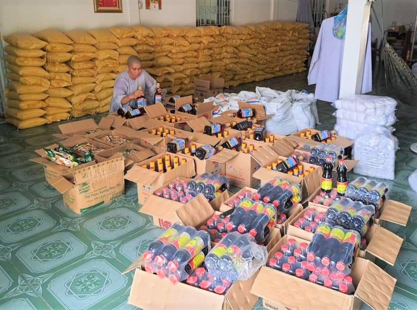 Nhà sư đang chuẩn bị quà để gửi đến bà con vùng dịch